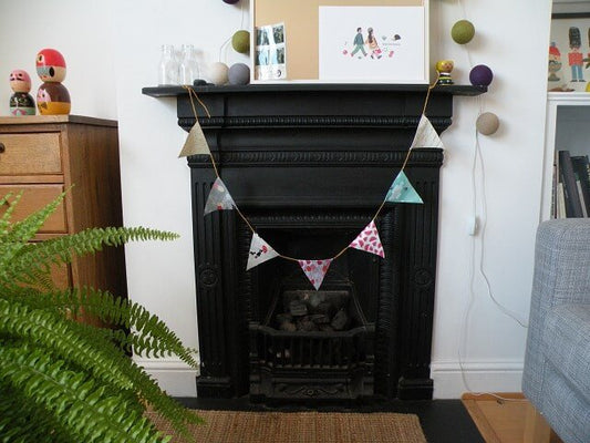 Tutorial: Fabric Scrap Bunting in (almost) 4 Steps