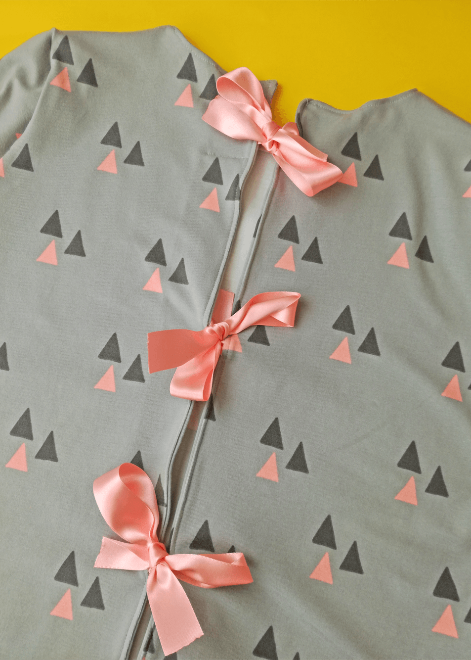 Detail Mini Chestnut Top bows pink back